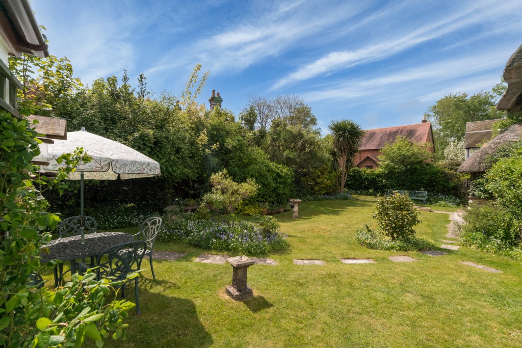 Lot: 108 - CHARMING COTTAGE WITH SELF-CONTAINED ANNEXE, GARDENS AND GARAGE - View of gardens